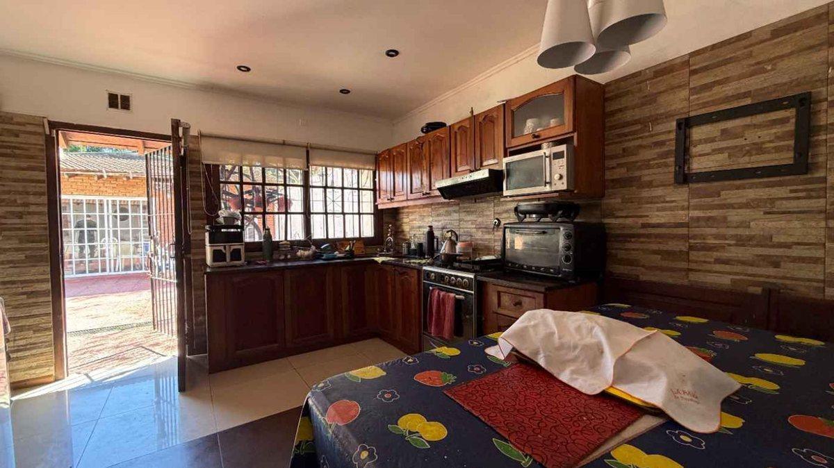 Foto de VENTA CASA MULTIFAMILIAR 4 AMB. C/PILETA Y QUINCHO, imagen 4
