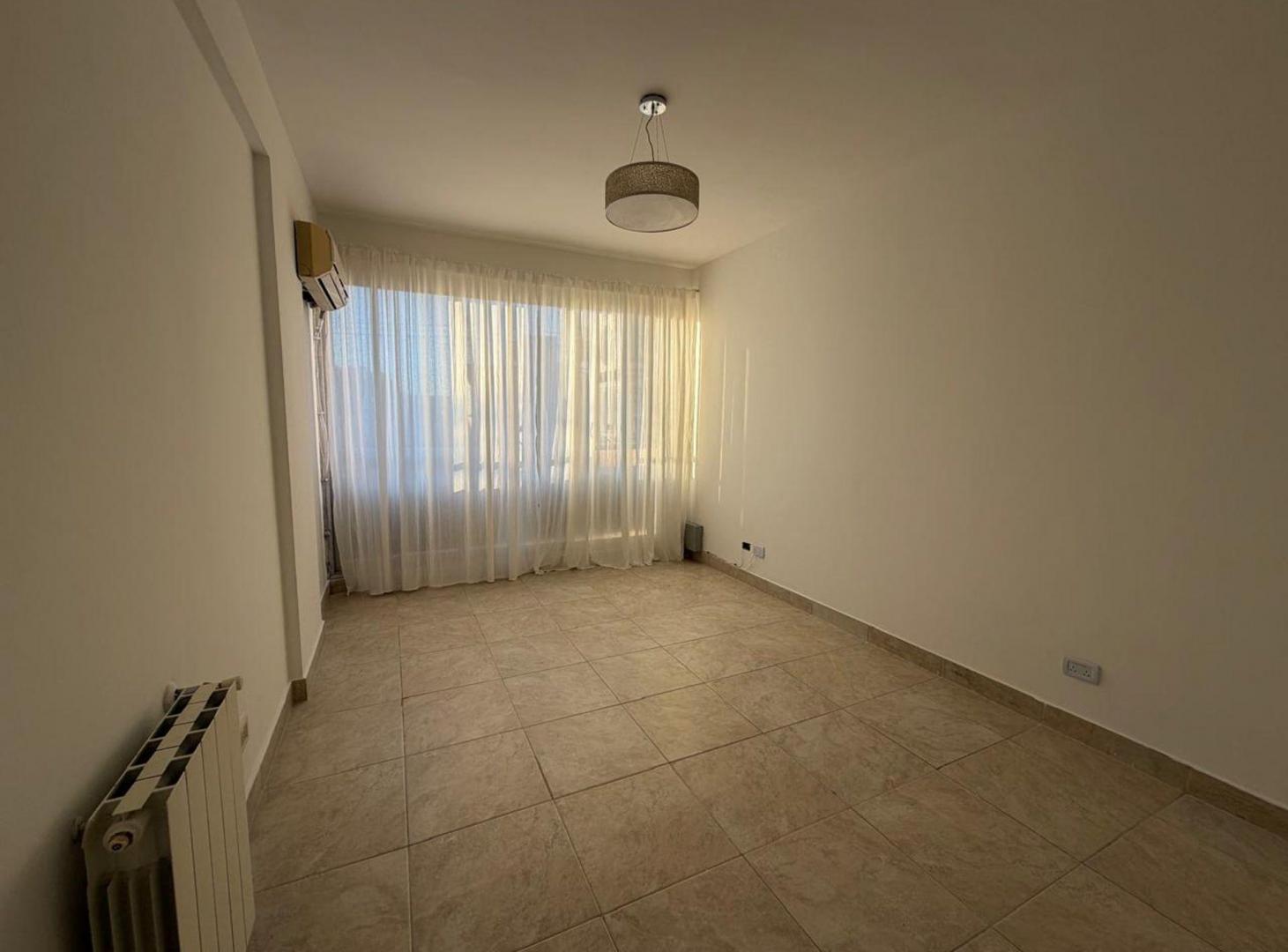 Foto de VENTA DEPTO 3 AMBIENTES EN CASTELAR - C/ COCHERA, imagen 2