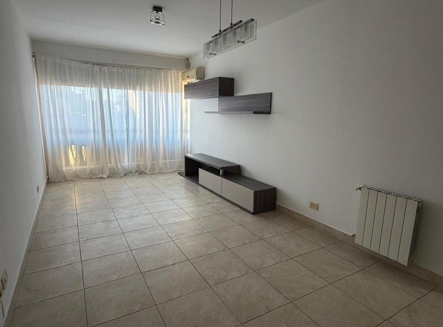 Foto de VENTA DEPTO 3 AMBIENTES EN CASTELAR - C/ COCHERA, imagen 1