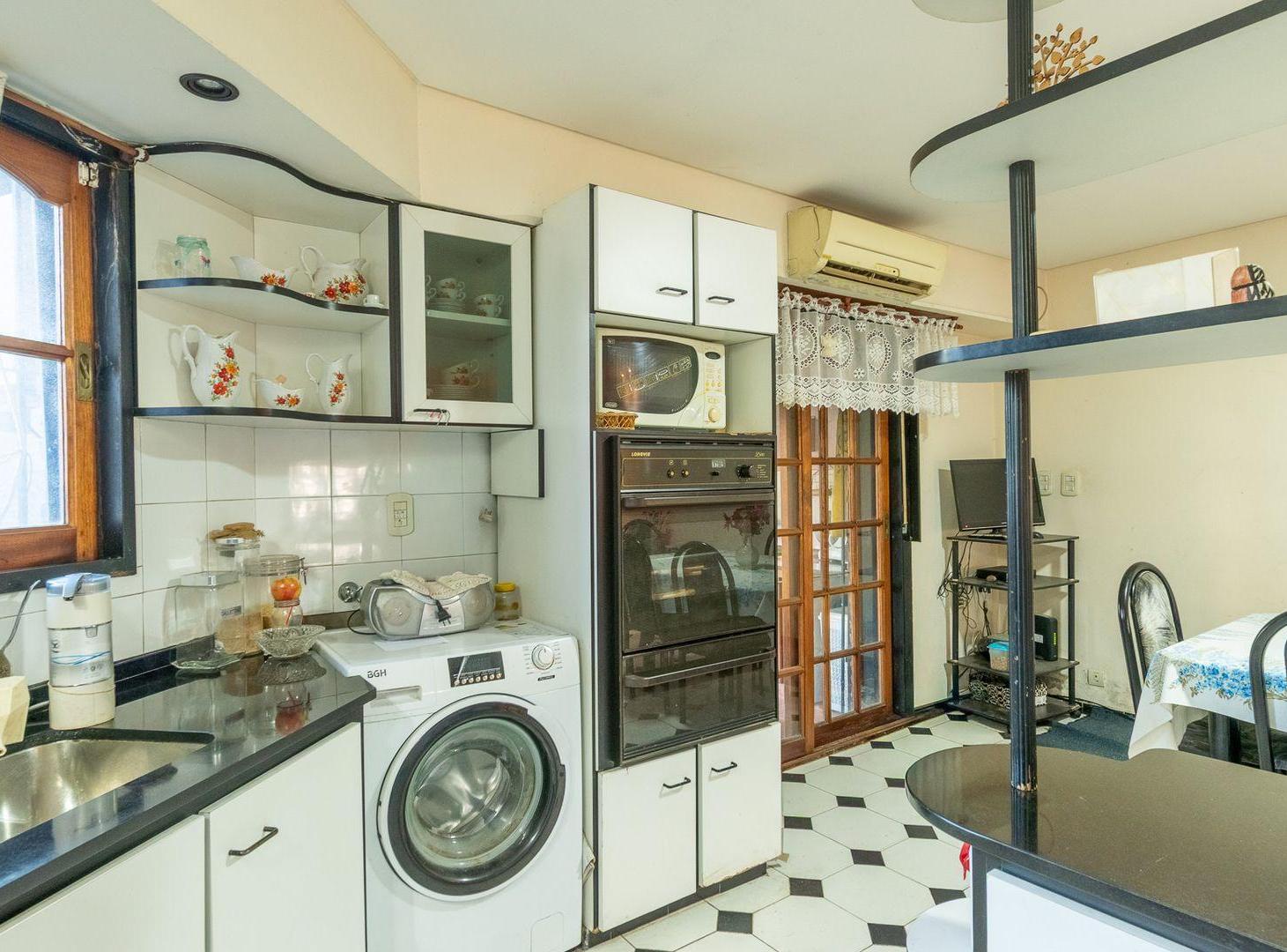 Foto de VENTA PH TIPO CASA HAEDO NORTE C/PILETA Y PARQUE, imagen 5