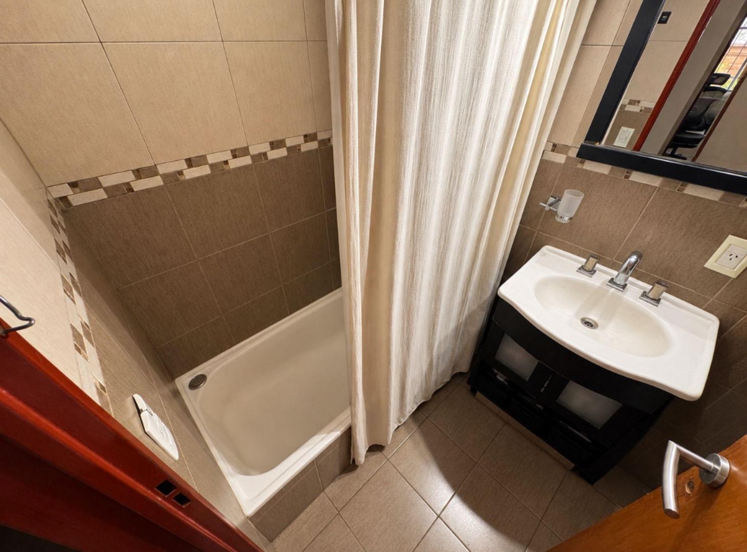 Foto de CASA 4 AMBIENTES EN VENTA PARQUE Y PILETA MORENO, imagen 2