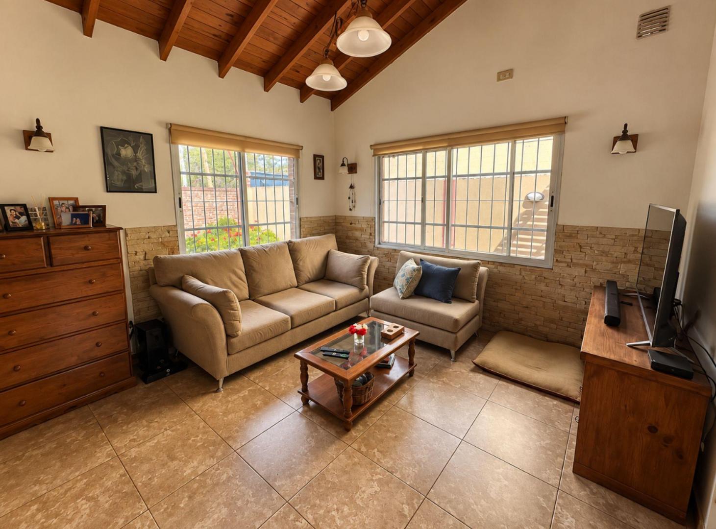 Foto de CASA 4 AMBIENTES EN VENTA PARQUE Y PILETA MORENO, imagen 3
