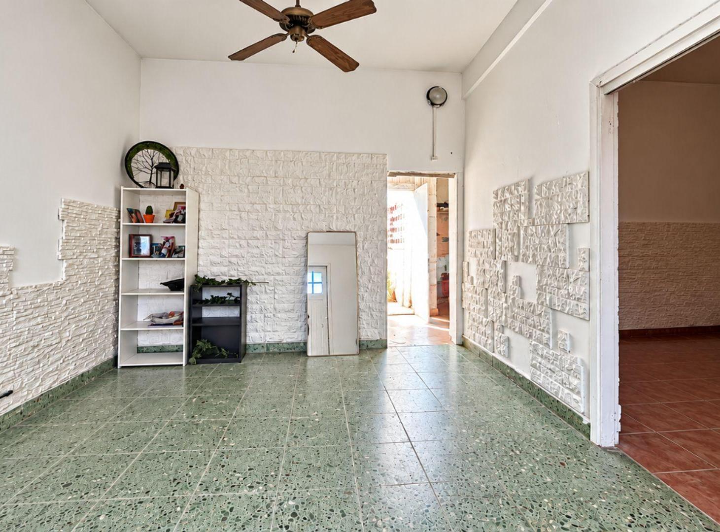Venta casa 3 amb. Con gran fondo, Tablada