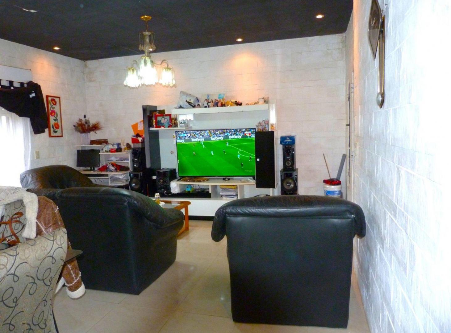 Foto de VENTA CASA MULTIFAMILIAR A METROS DE UNAHUR, imagen 4