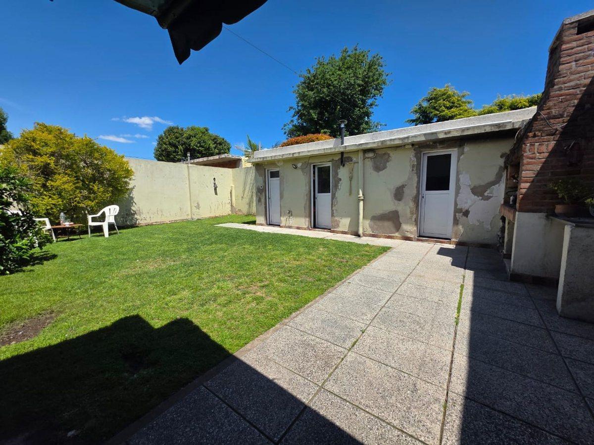Foto de VENTA CASA 3 AMBIENTES C/PATIO COCHERA HURLINGHAM, imagen 2