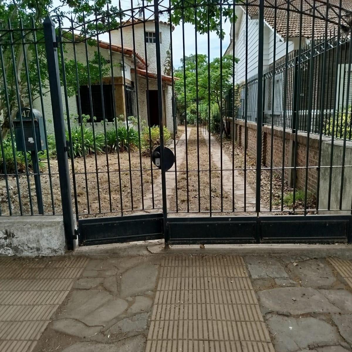 CASA A RECICLAR c/anexo y jardín - BARRIO INGLES- TEMPERLEY.