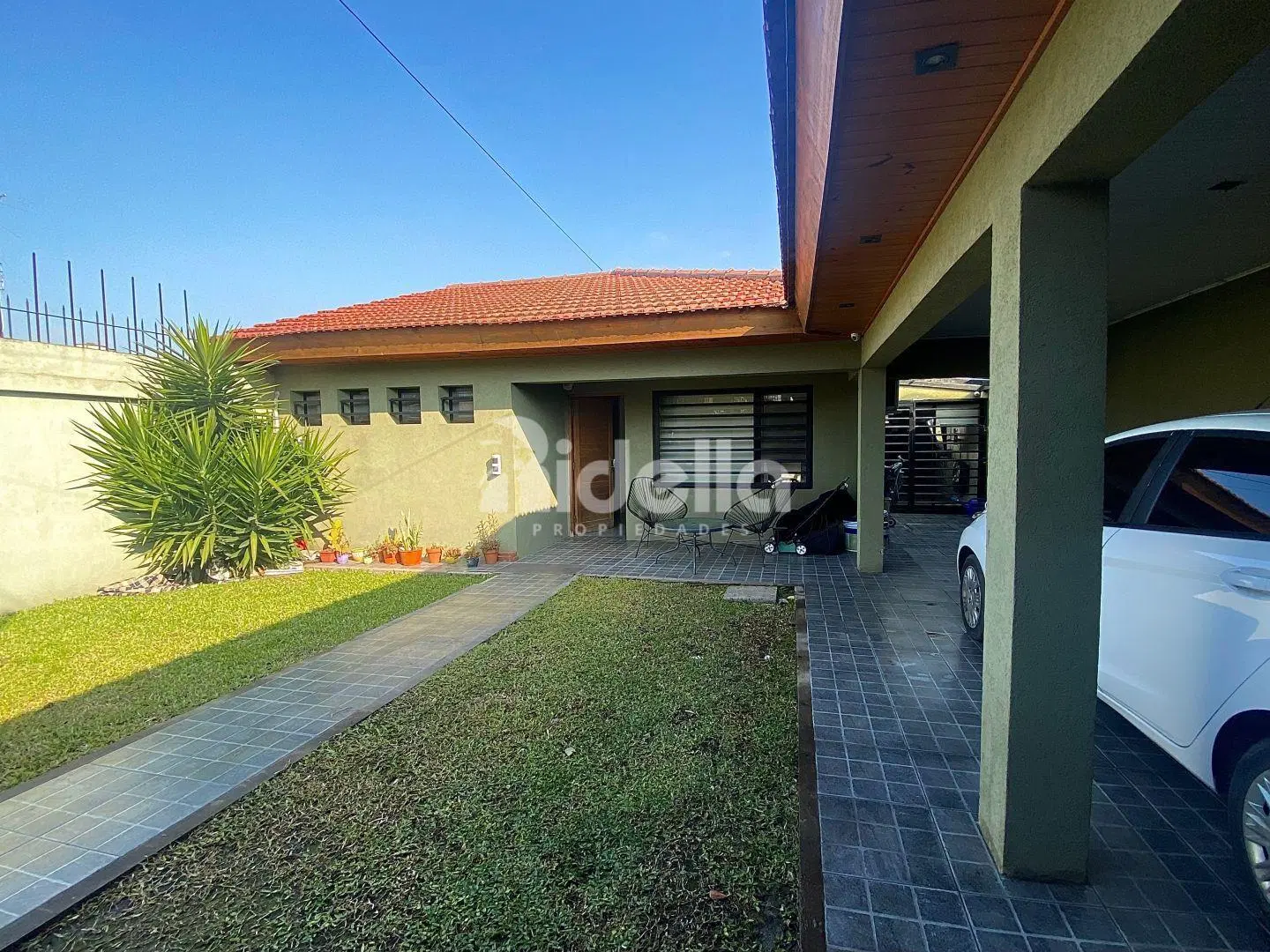 Casa 3 dorm. con suite, galería y gran jardín con pileta Apta Banco/Berisso 1