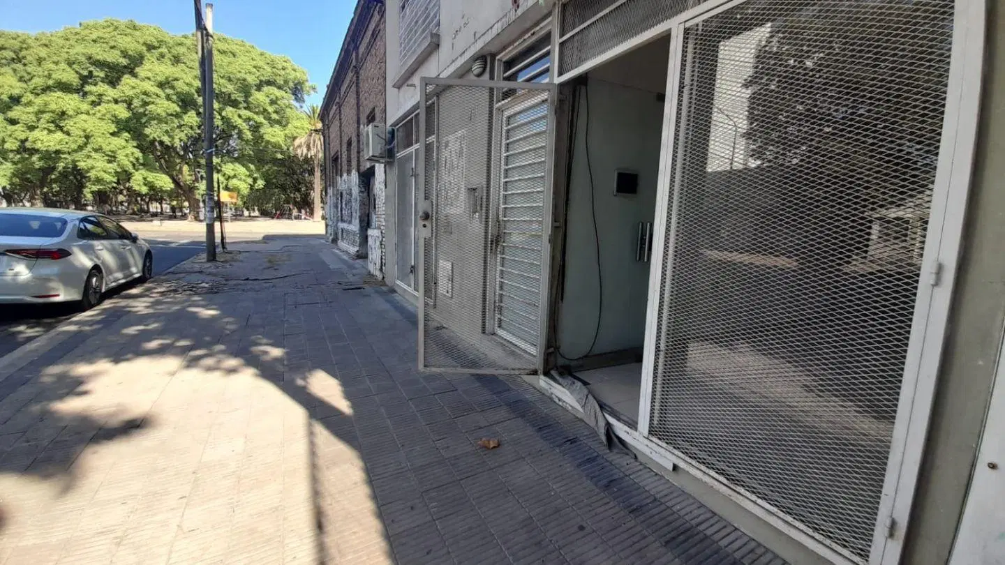 Local Comercial Alquilado | Renta Neta 6,9% USD | Frente a Plaza Matheu 3