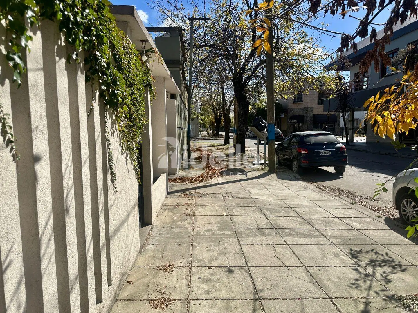 Casa reciclada de 2 dormitorios con parque y cochera - Berisso 2