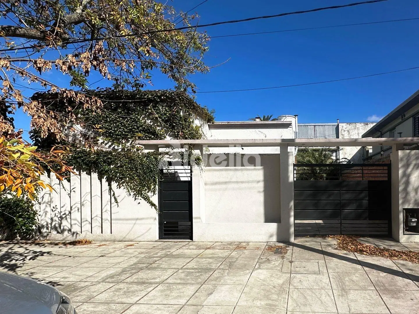 Casa reciclada de 2 dormitorios con parque y cochera - Berisso 1