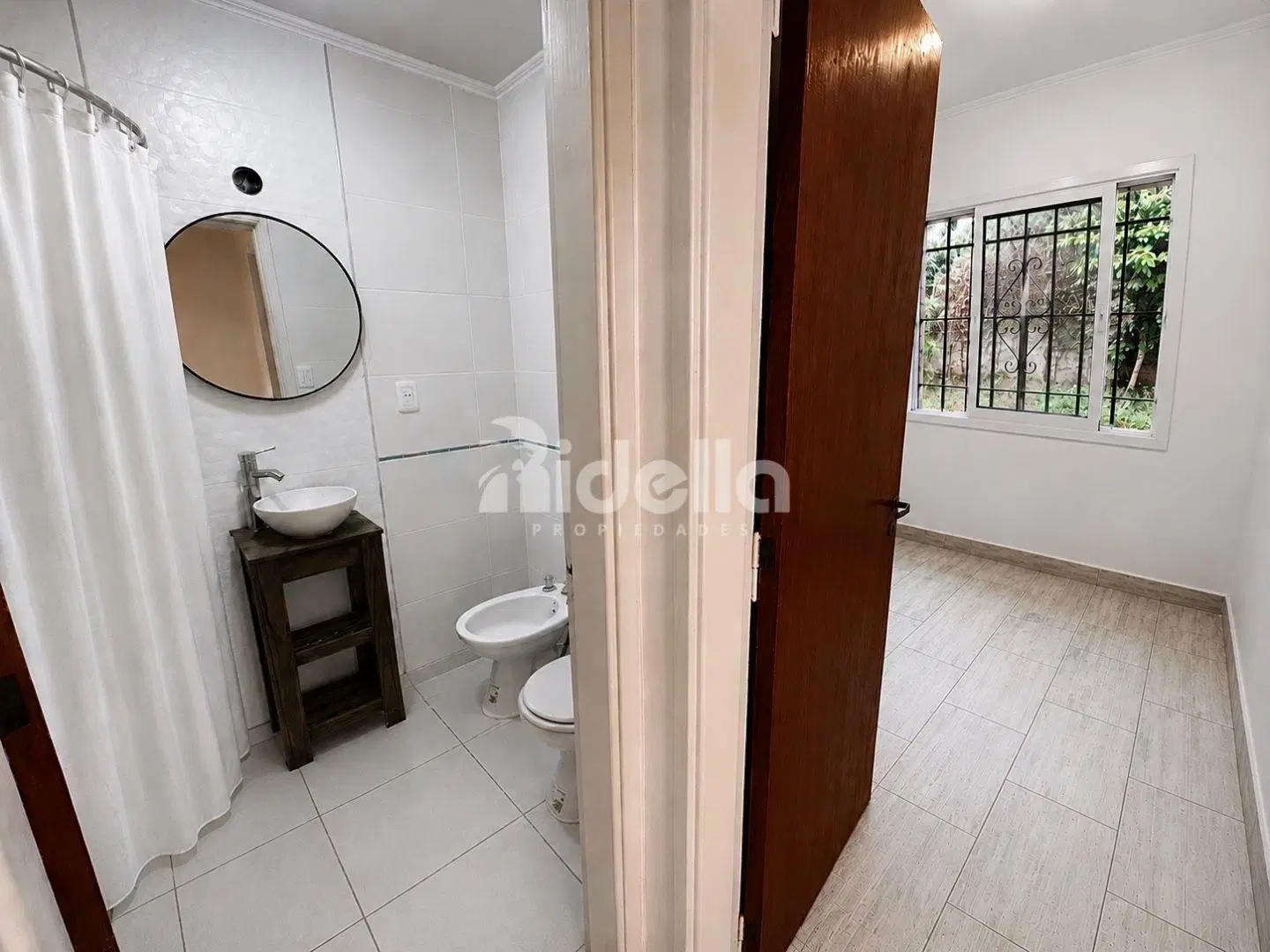 Casa reciclada de 2 dormitorios con parque y cochera - Berisso 4