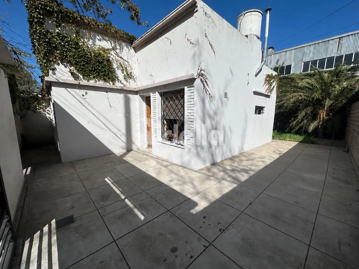 Casa reciclada de 2 dormitorios con parque y cochera - Berisso 5