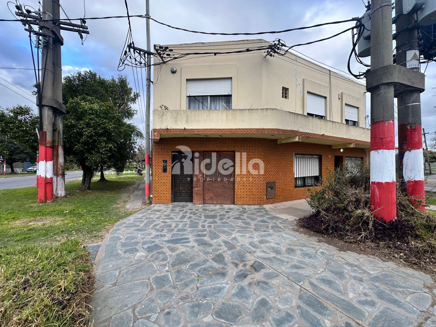 Foto de **Propiedad con dos viviendas, local independiente y cochera Uso, imagen 1