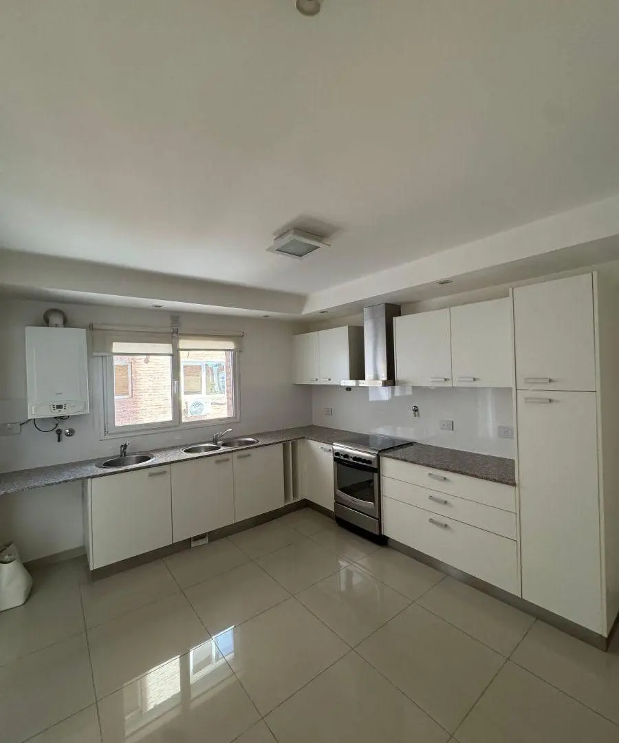 Inmobiliaria vende semipiso de 2 dormitorios con cochera y baulera Centro Neuquén 5