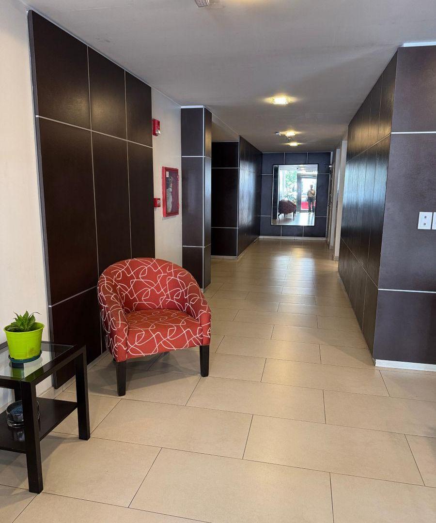 Foto de Inmobiliaria vende semipiso de 2 dormitorios con cochera y baulera, imagen 2