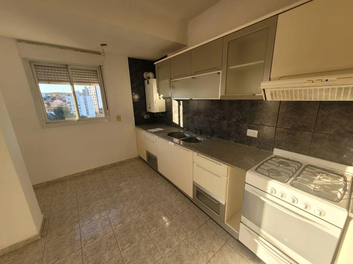 Inmobiliaria vende semipiso centrico, 3 dormitorios con balcón y cochera 2