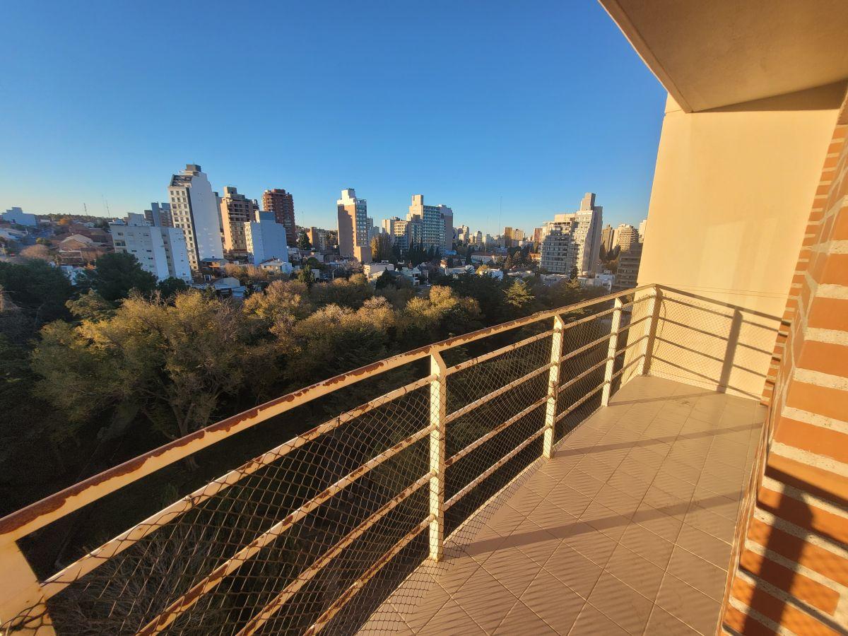Inmobiliaria vende semipiso centrico, 3 dormitorios con balcón y cochera