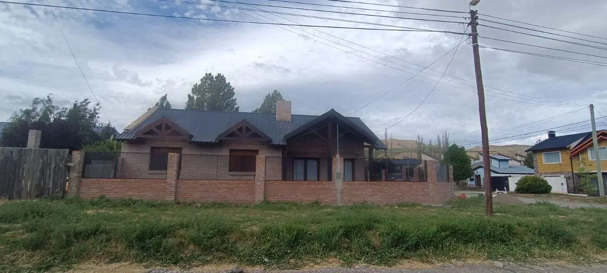 Inmobiliaria alquila amplia casa 3 dormitorios en Esquel 1