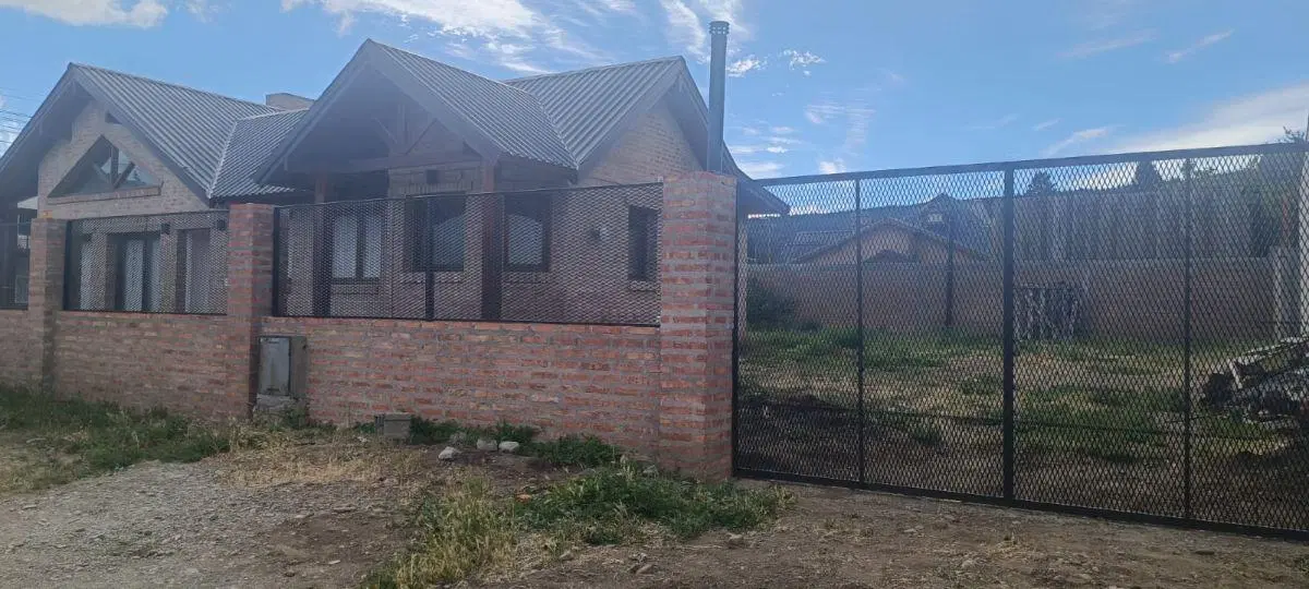 Inmobiliaria alquila amplia casa 3 dormitorios en Esquel 2