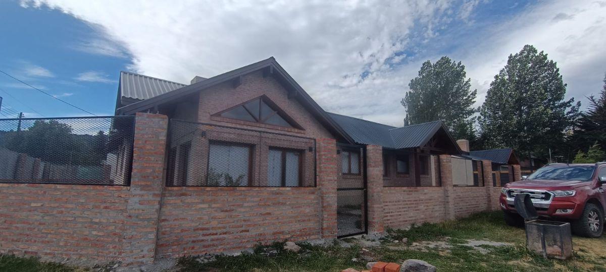 Inmobiliaria alquila amplia casa 3 dormitorios en Esquel