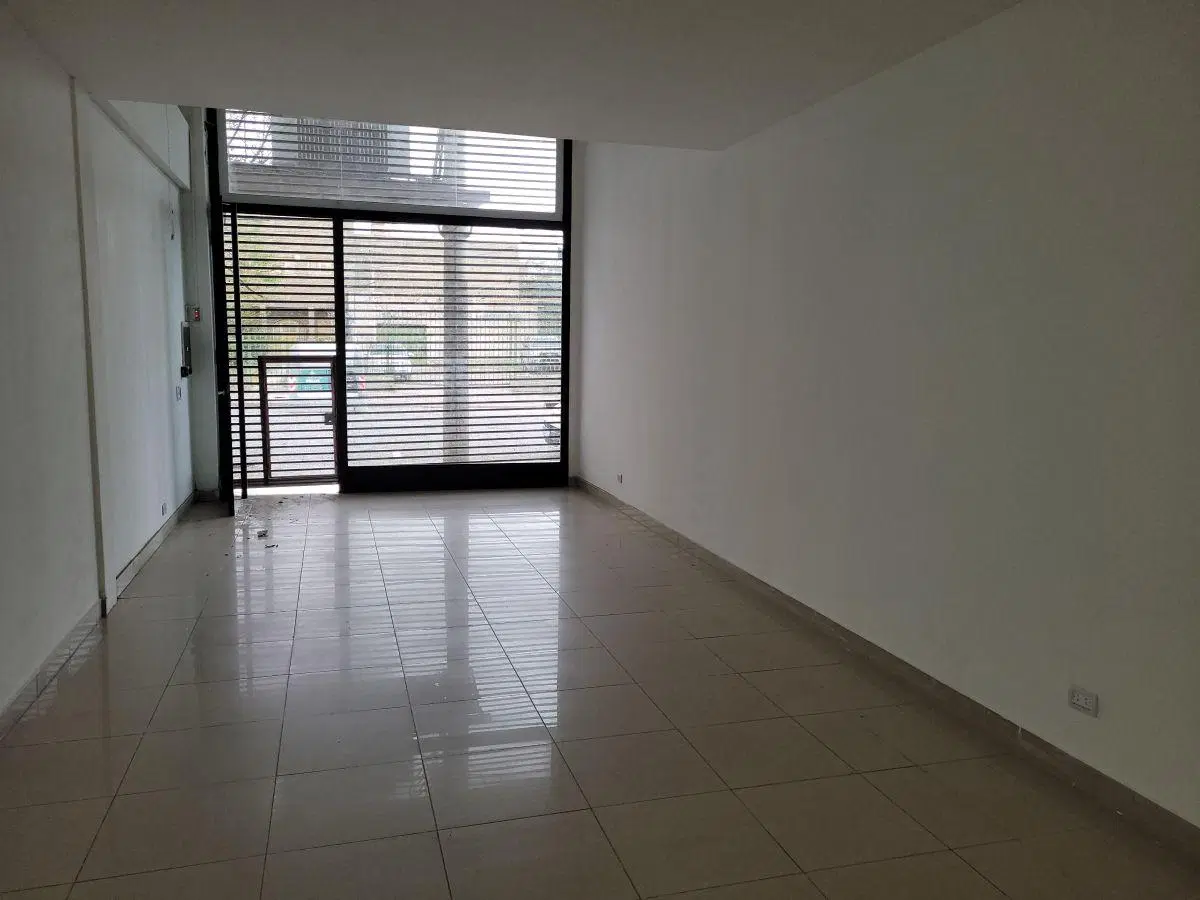 INMOBILIARIA ALQUILA LOCAL 108 M2 EN 2 PLANTAS CENTRO SUR 2