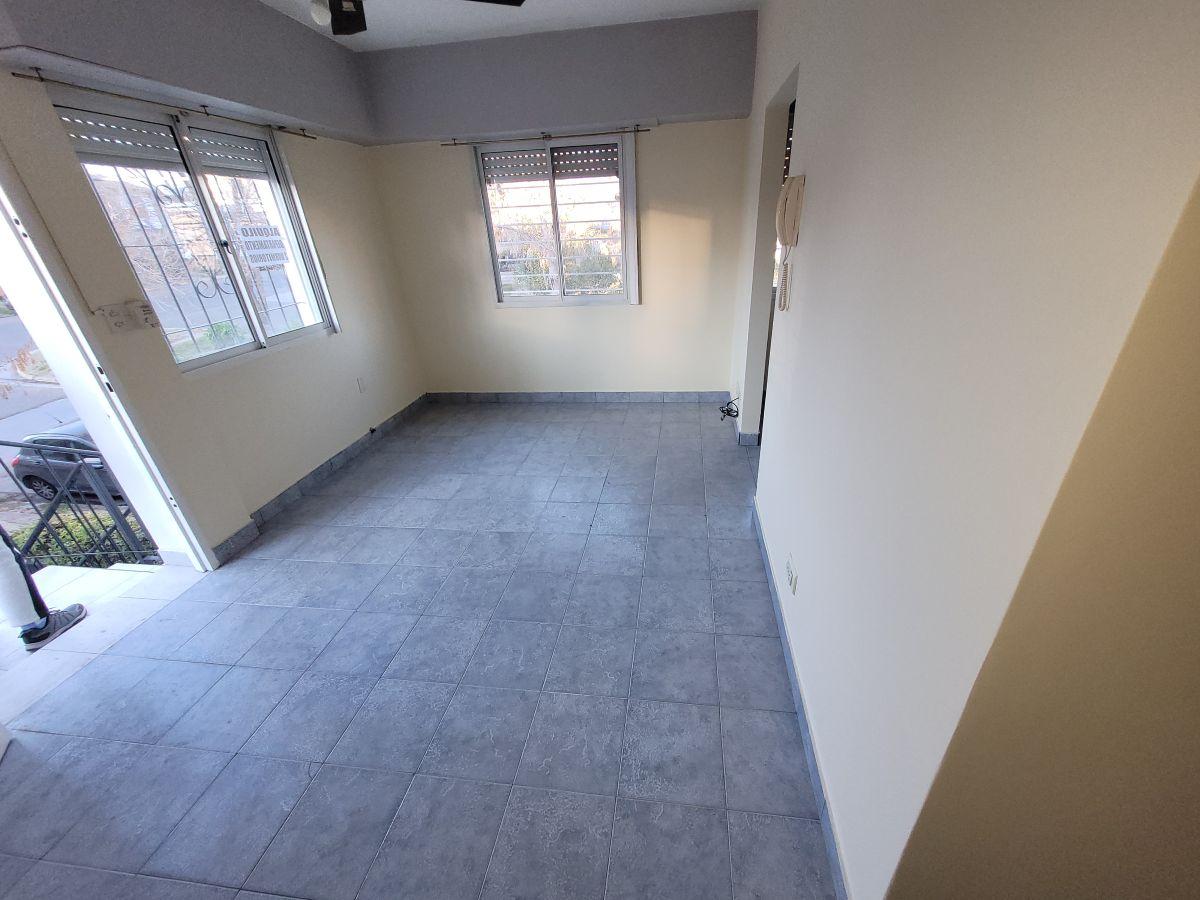 Foto de Inmobiliaria alquila departamento 2 dorm primer piso por escalera., imagen 2