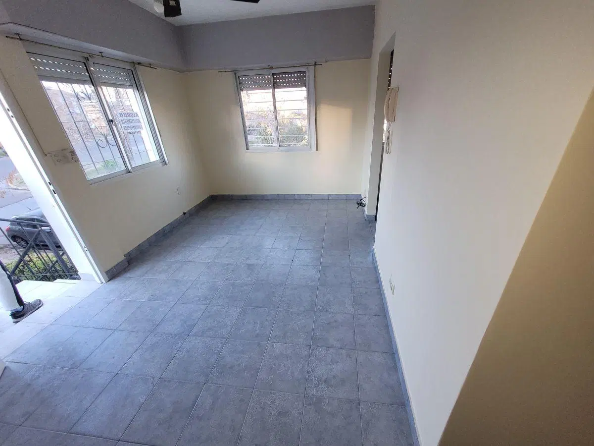 Inmobiliaria alquila departamento 2 dorm primer piso por escalera. 2