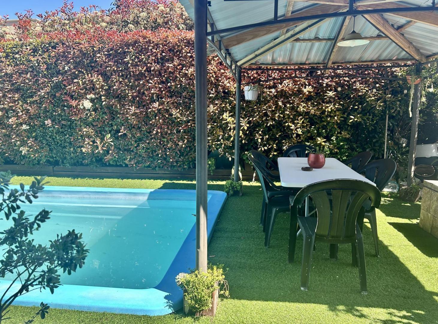 Foto de CASA DE 277 M² CON PILETA | 3 DORMITORIOS | 2 SUITES | DEPENDENCIA /, imagen 2