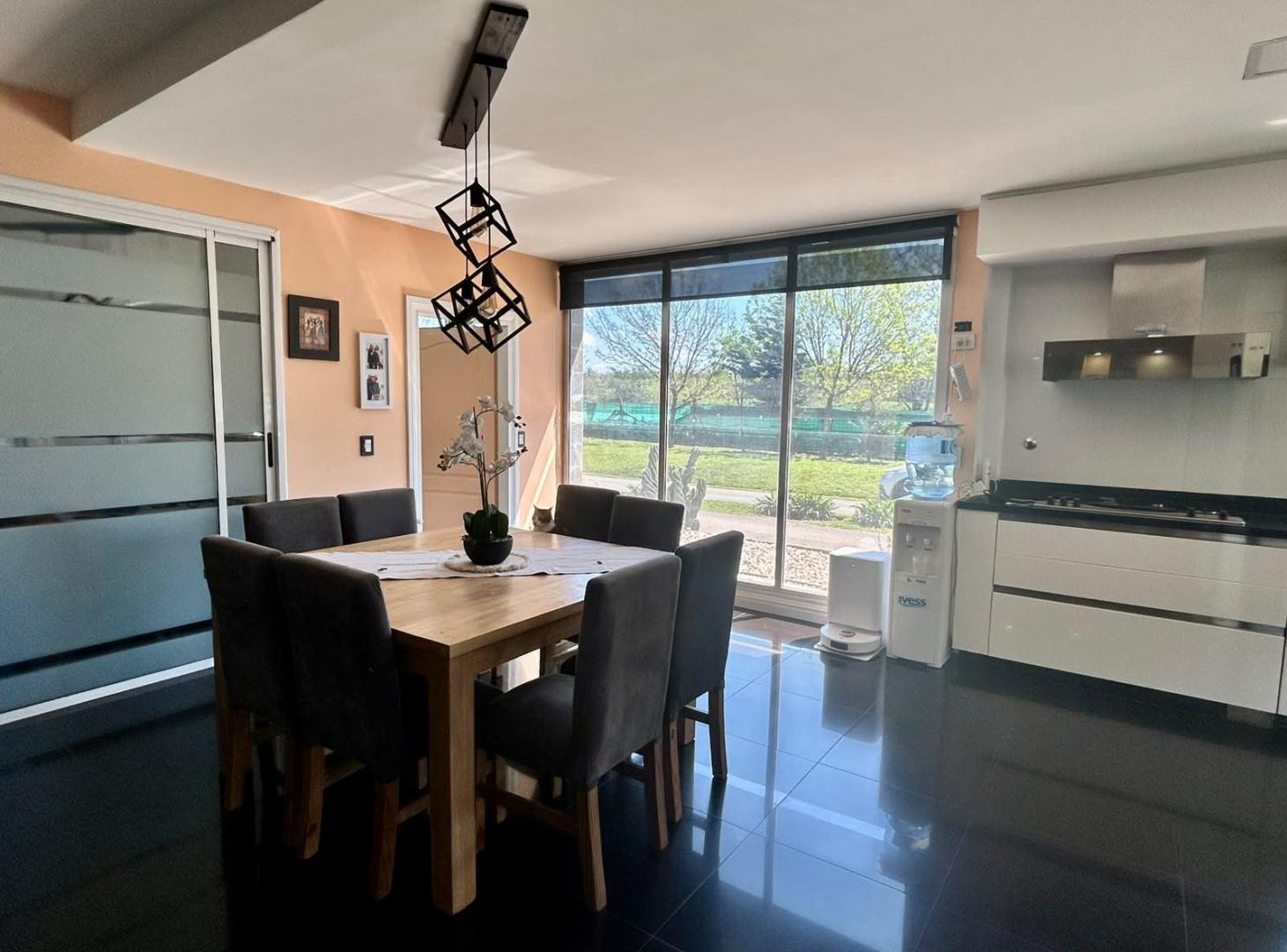 Foto de CASA DE 277 M² CON PILETA | 3 DORMITORIOS | 2 SUITES | DEPENDENCIA /, imagen 5