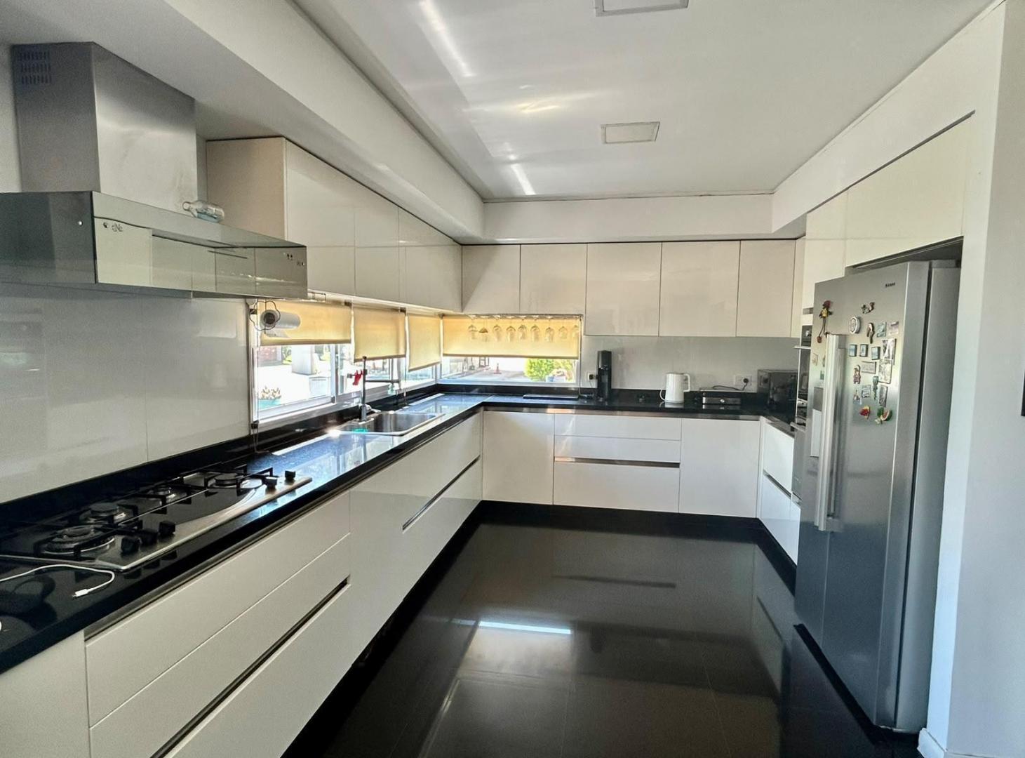 Foto de CASA DE 277 M² CON PILETA | 3 DORMITORIOS | 2 SUITES | DEPENDENCIA /, imagen 3