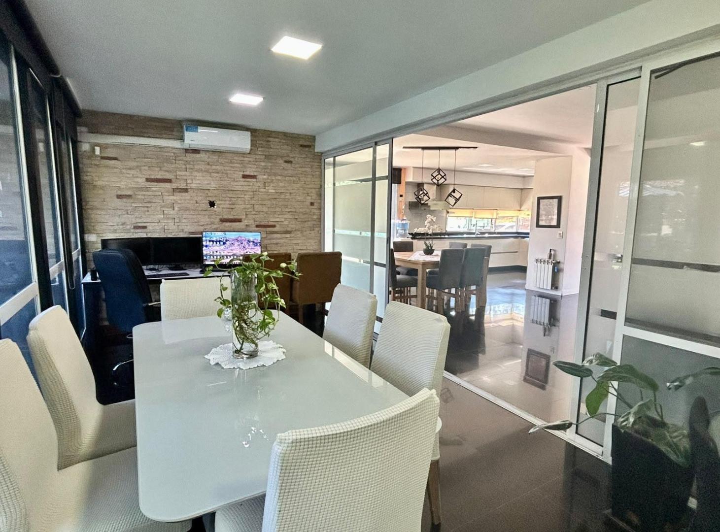 Foto de CASA DE 277 M² CON PILETA | 3 DORMITORIOS | 2 SUITES | DEPENDENCIA /, imagen 4