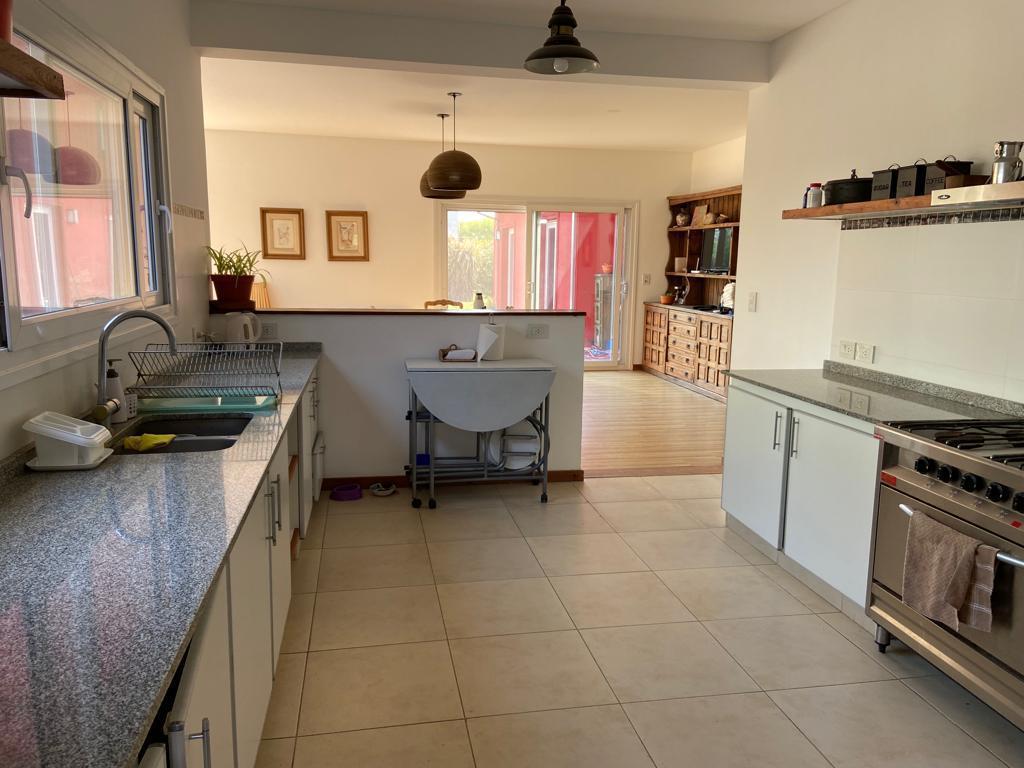 Venta Casa 5 Ambientes En Barrio Santa Guadalupe, Pilar Del Este, Pilar