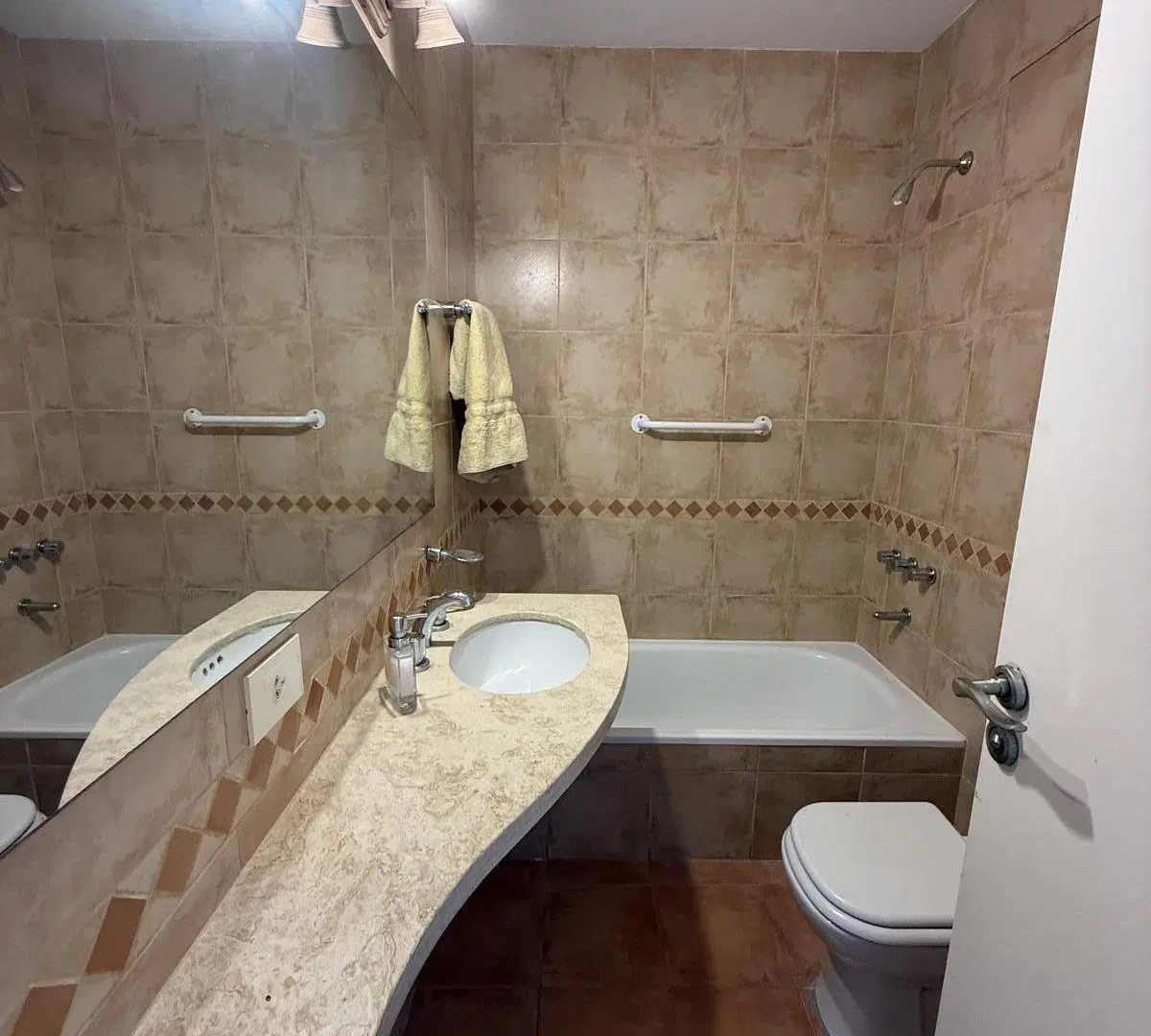 Departamento en Jardines De San Isidro, 3 ambientes, 2 cocheras. 4