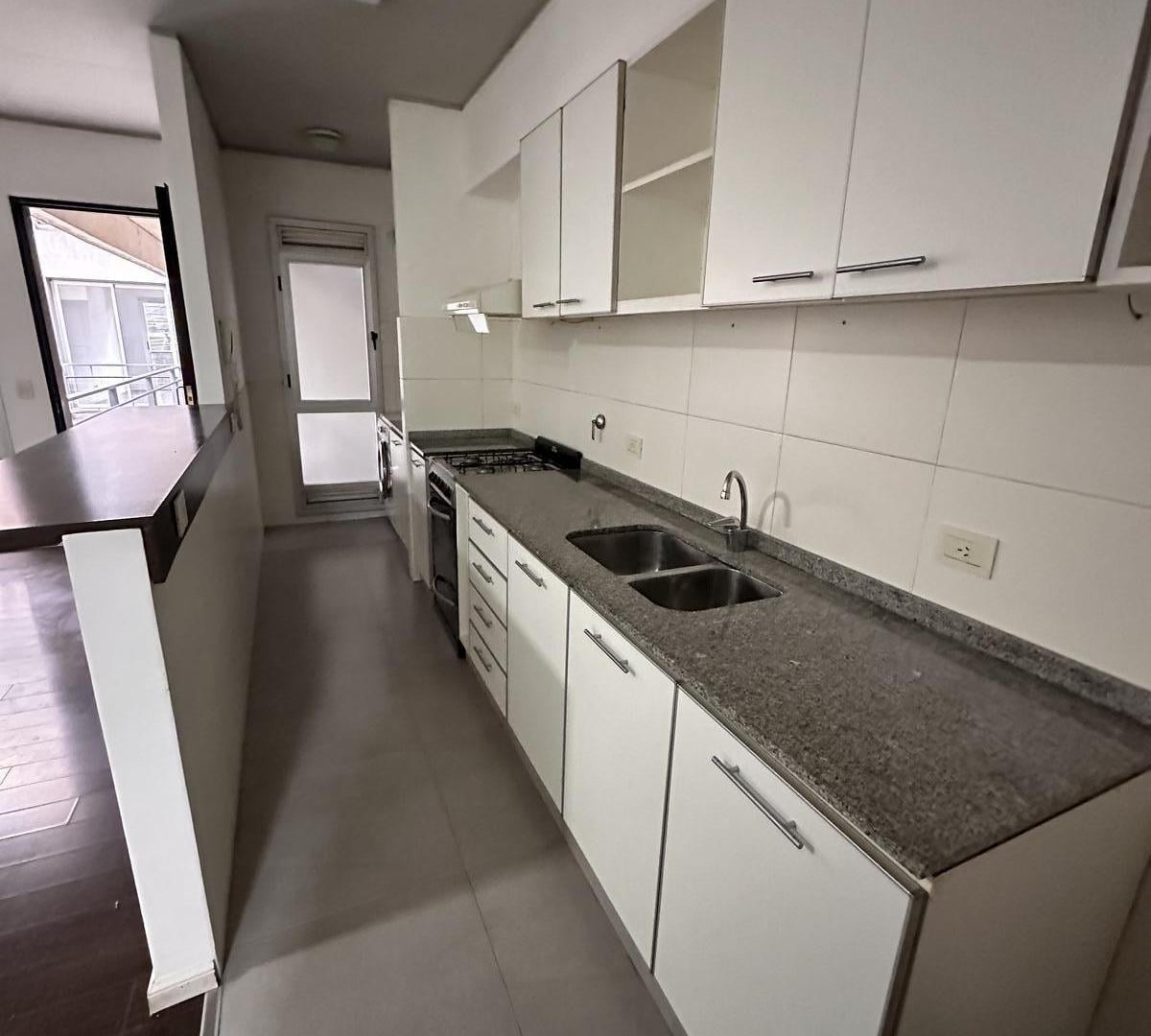Foto de Departamento 2 ambientes con cochera en Venta. La Calabria. San Isidro, imagen 3