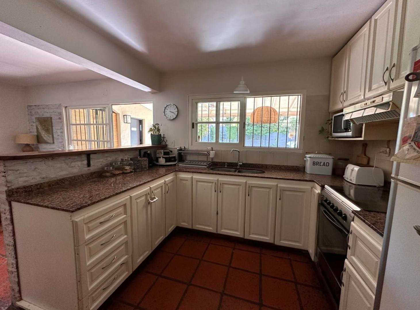 Foto de ALQUILER DE VERANO!! Muy linda Casa c/ Jardín, parrilla y pileta!, imagen 4