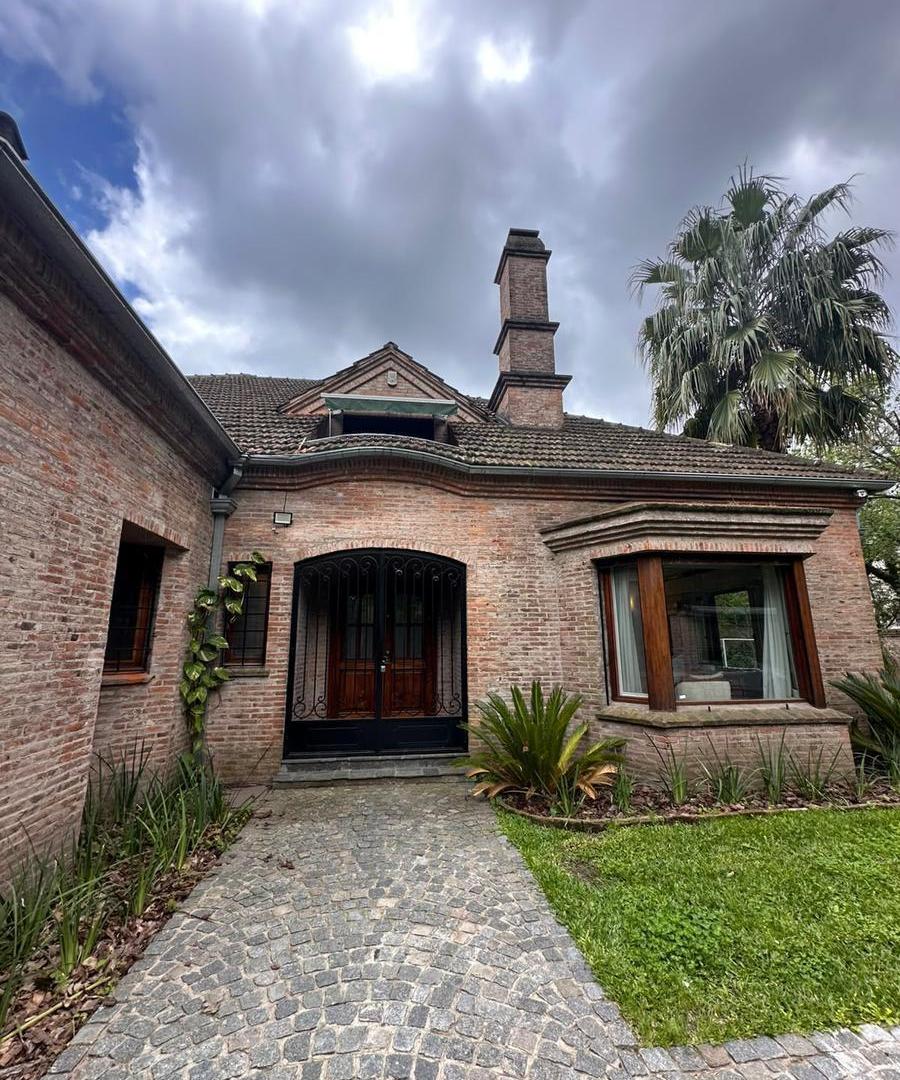 Espectacular Casa en Venta!! 5 dormitorios/7 ambientes !!