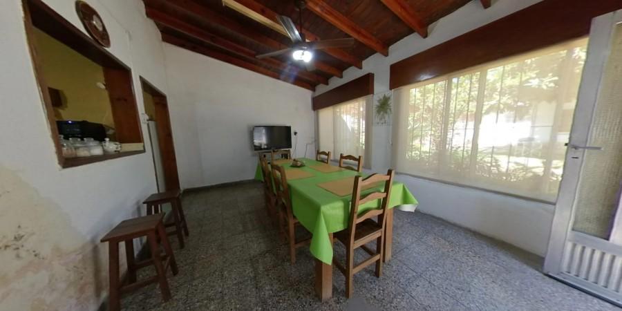 Foto de Casa en Venta en Banfield con otra casa en el fondo, imagen 2