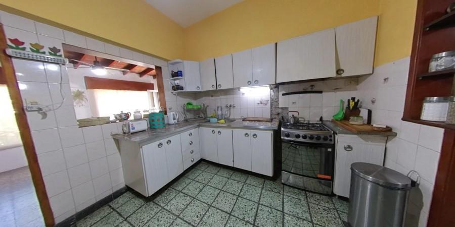 Foto de Casa en Venta en Banfield con otra casa en el fondo, imagen 4