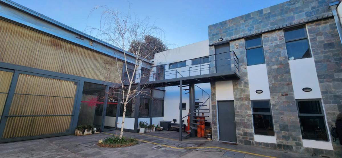 Alquiler de Galpón con oficinas en Leguizamón al 1000, Neuquén capital.