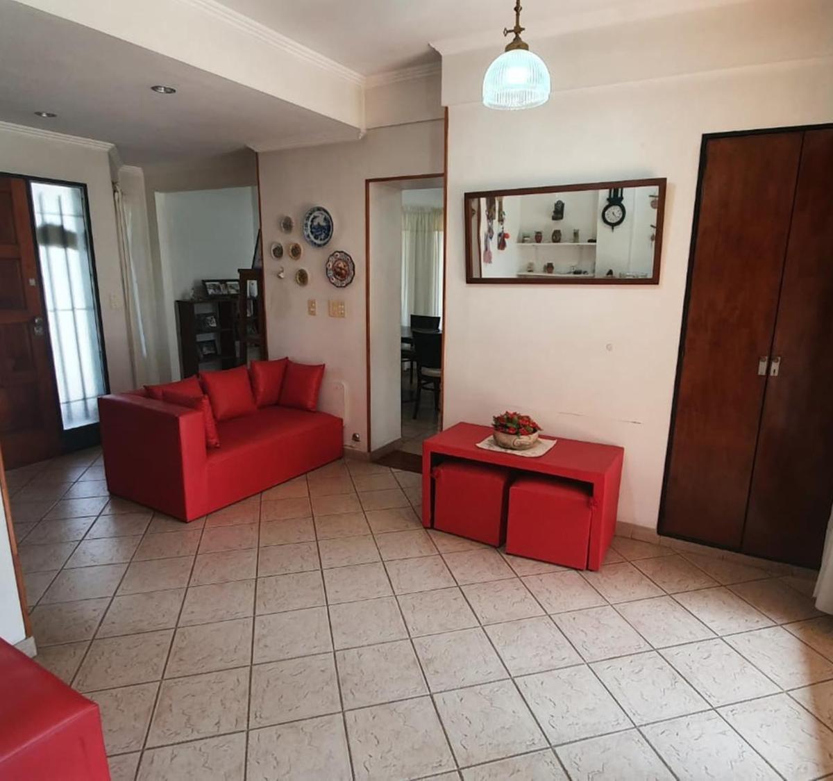 Casa en Venta de Tres Dorm., Posible Permuta por Departamentos. 5