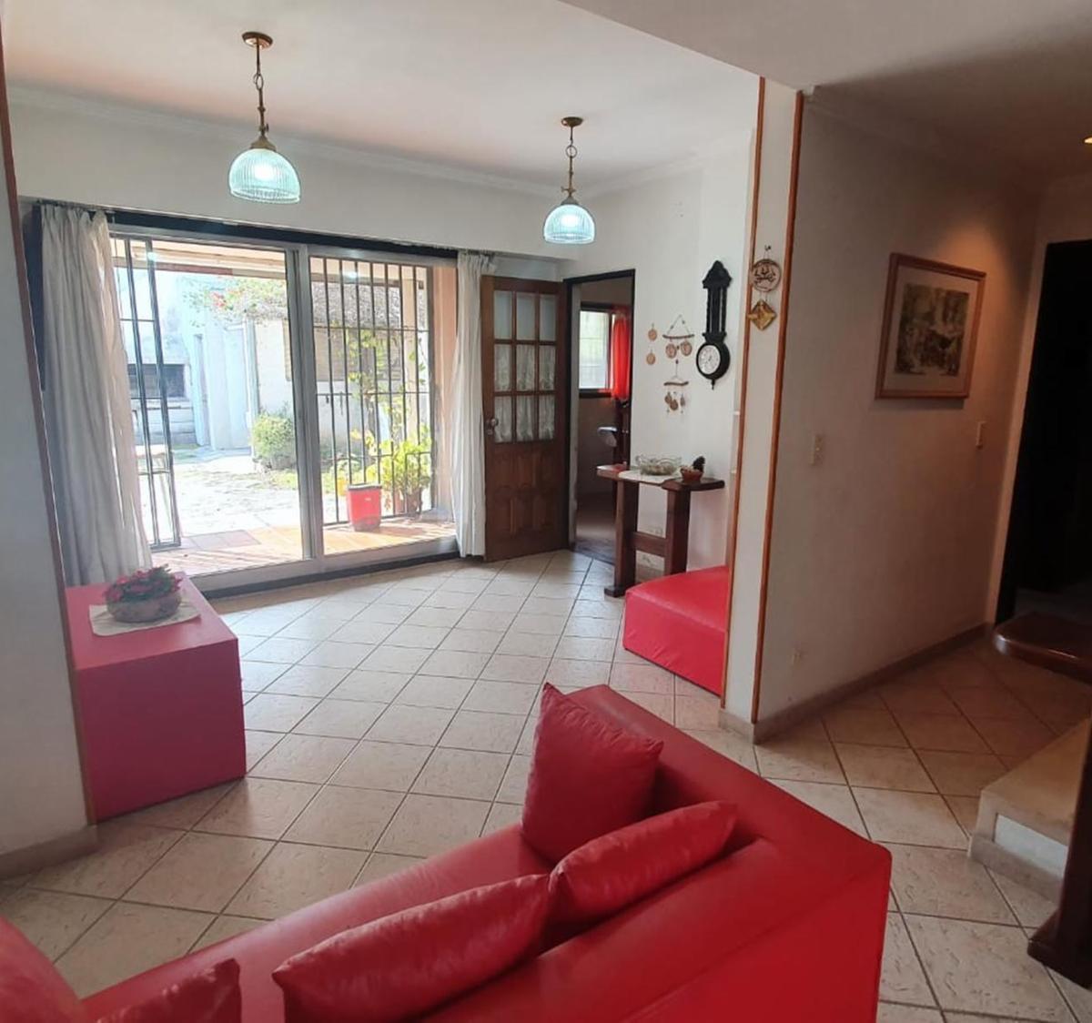 Casa en Venta de Tres Dorm., Posible Permuta por Departamentos. 3
