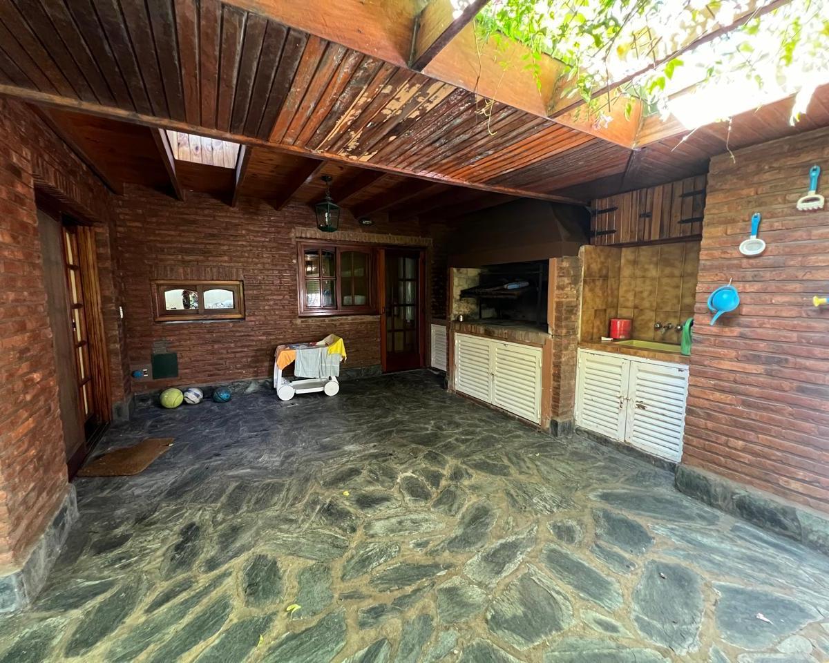 Venta de Importante Chalet en Country San Miguel de Ghiso 3