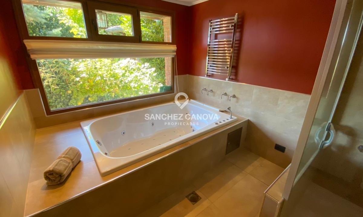 Casa Chalet en Venta Ubicado en Playa Serena, Bariloche, Patagonia 2
