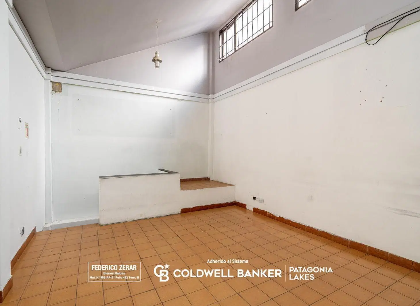 Local comercial en venta 2 pisos en Galeria Nahuel Huapi sobre calle Mitre (Centrico) 3