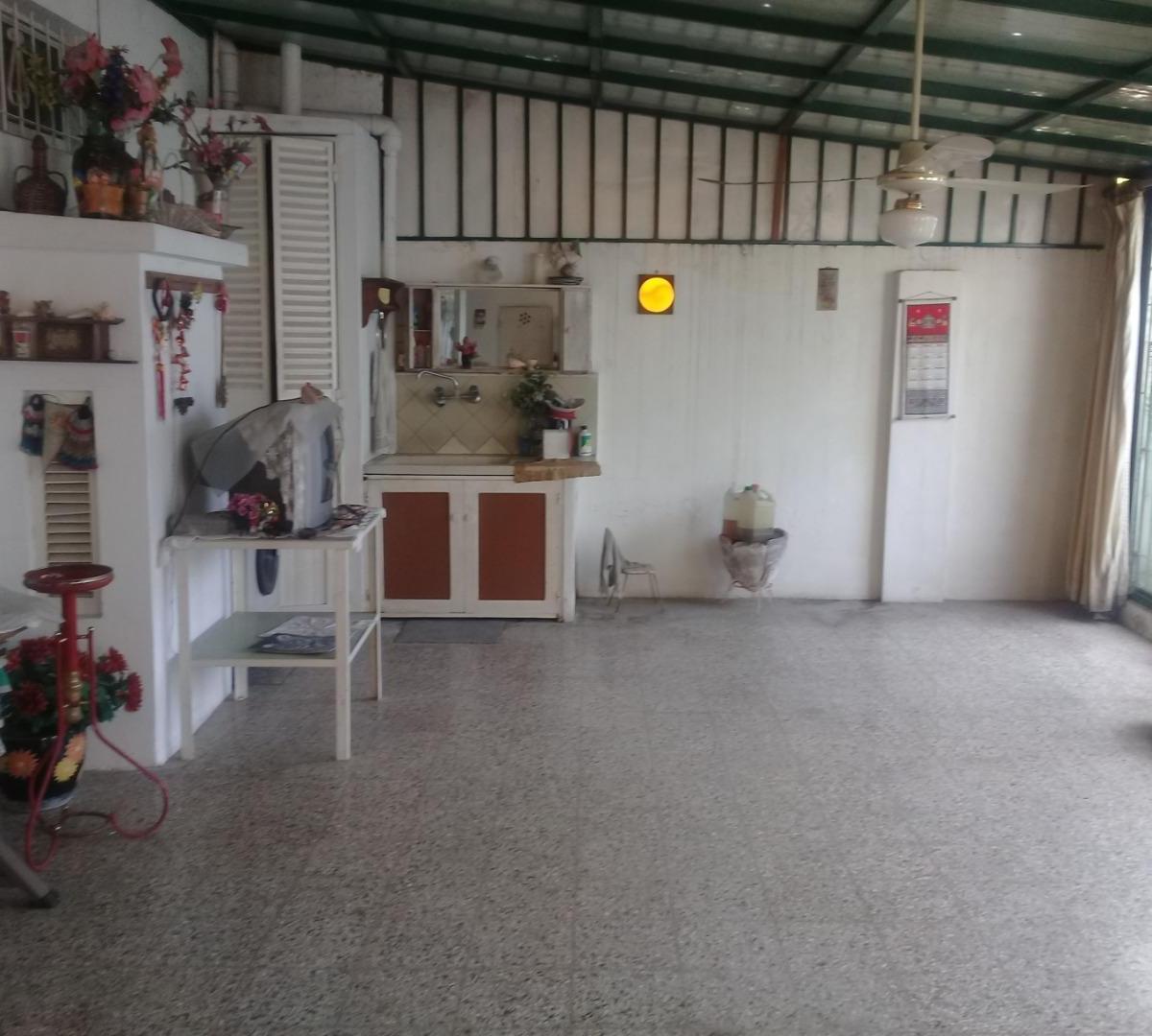 Casa y local. El local se vende alquilado. Lote de 8,66 X 34