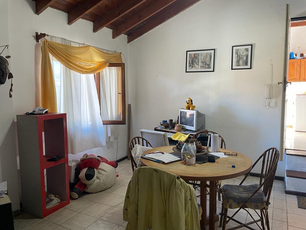 Casa con pequeño local alquilado