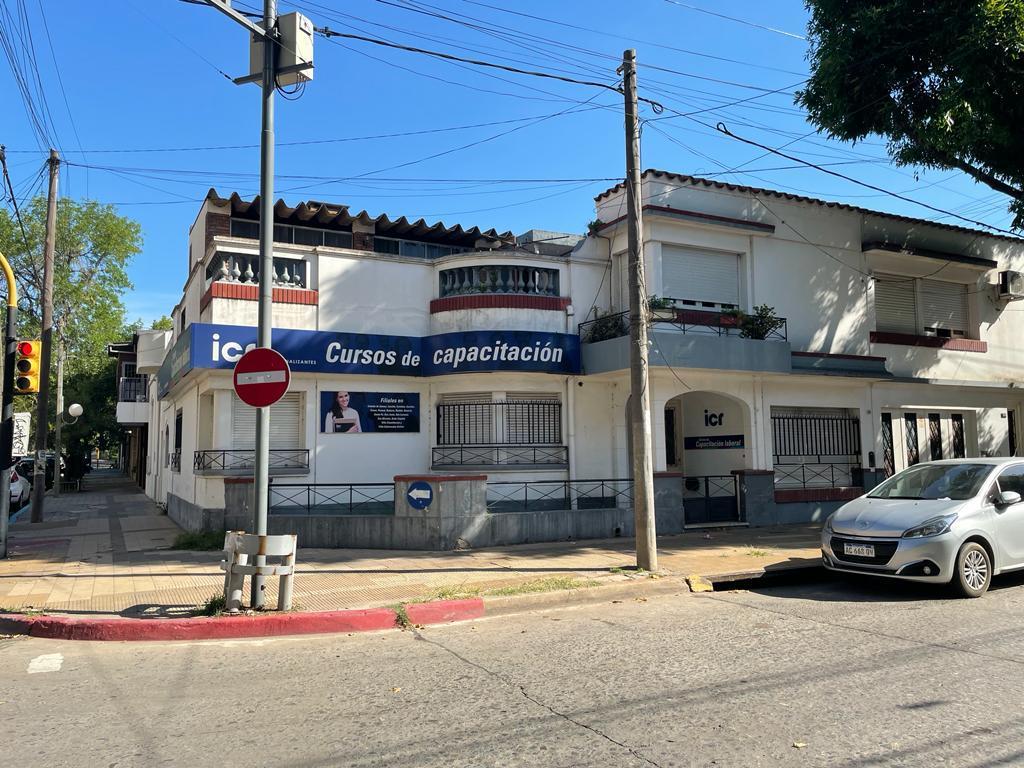 Local en Esquina comercial pleno centro de Zárate