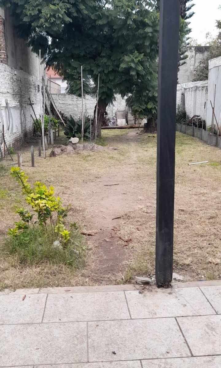 Casa con garaje y fondo