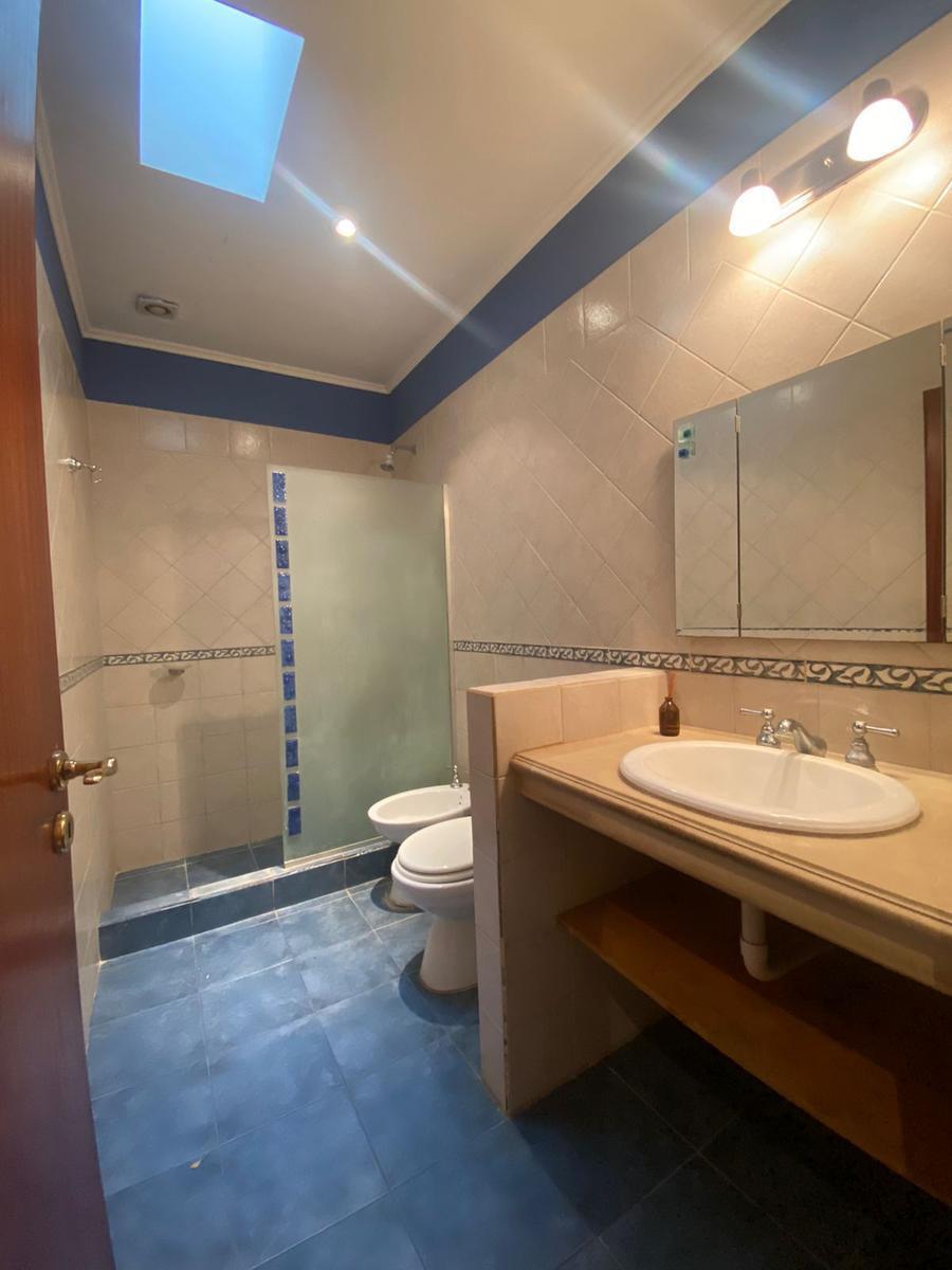 Casa en Venta de 5 Ambientes. con Patio y Garaje 2