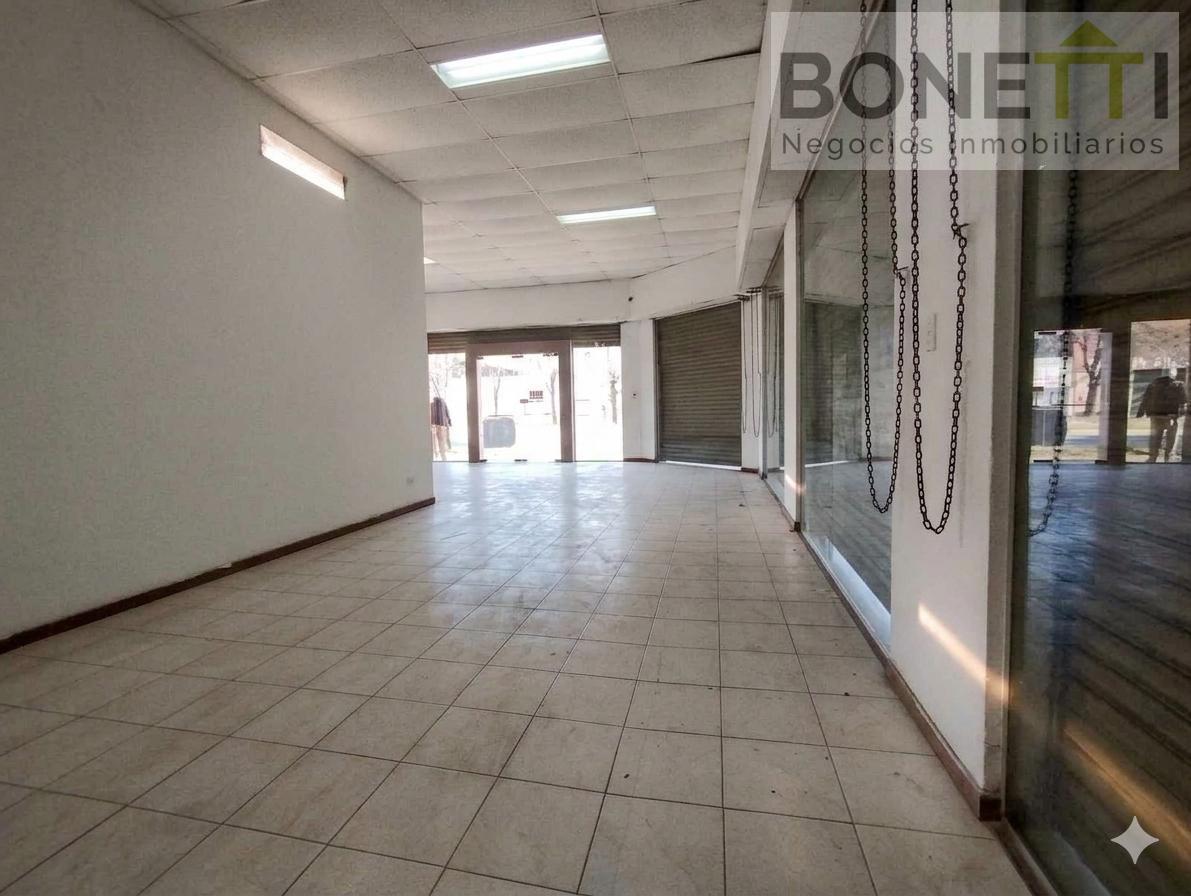 Foto de Local de 100mts en venta en Mercedes., imagen 2